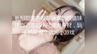 樣子斯文的眼鏡哥花了不少錢買來不少情趣用品和美女玩SM把手銬在床頭玩