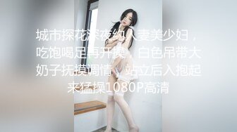 极品红衣美女裹硬大屌衣服没脱就迫不及待骑坐上去 各式骑乘位一边猛烈扭动一边按揉阴帝