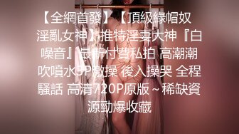 小县城上帝视角偷拍多位年轻美女的小嫩鲍 多个妹子盯着镜头看 (3)